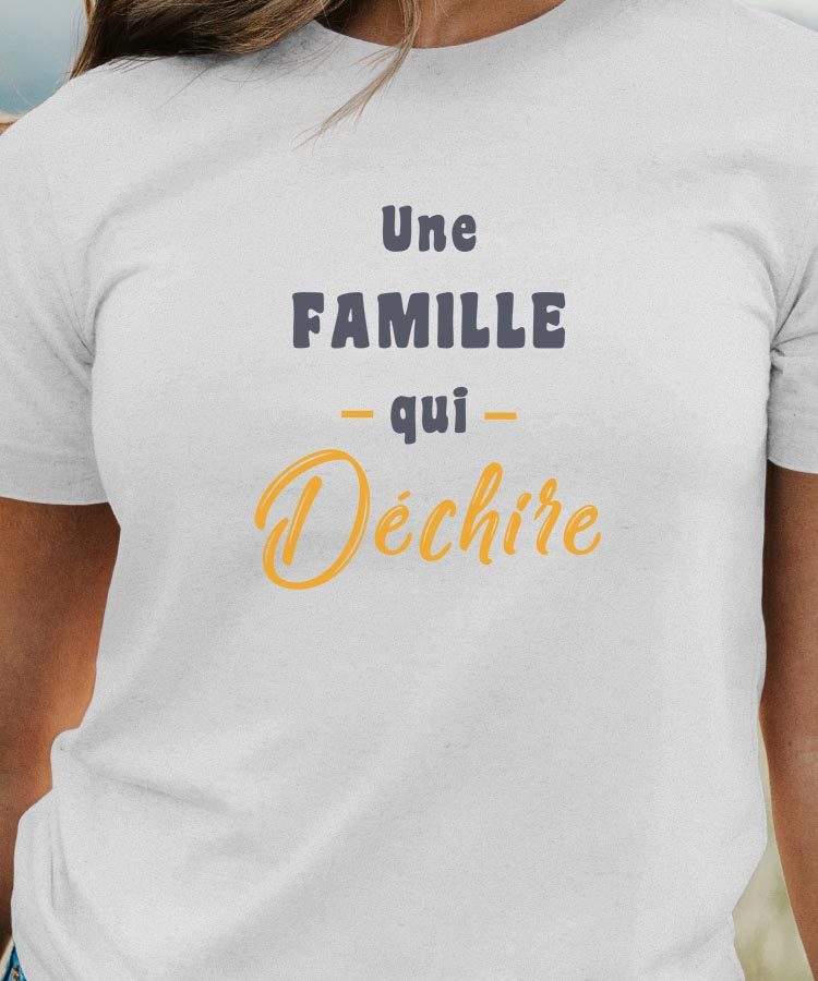 T-Shirt Blanc Une Famille Qui déchire Pour femme-1