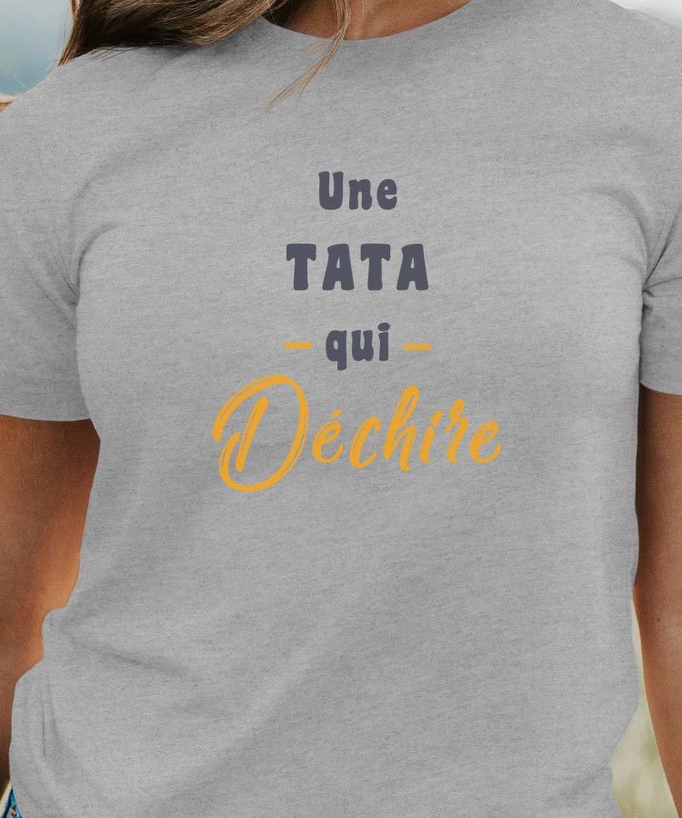 T-Shirt Gris Une Tata Qui déchire Pour femme-1