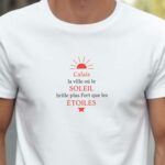 T-Shirt Blanc Calais la ville où le soleil brille plus fort que les étoiles Pour homme-2
