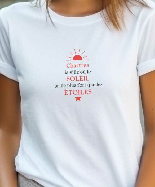 T-Shirt Blanc Chartres la ville où le soleil brille plus fort que les étoiles Pour femme-2