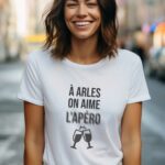T-Shirt Blanc A Arles on aime l'apéro Pour femme-2