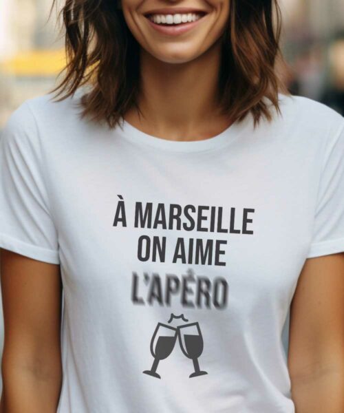 T-Shirt Blanc A Marseille on aime l'apéro Pour femme-1