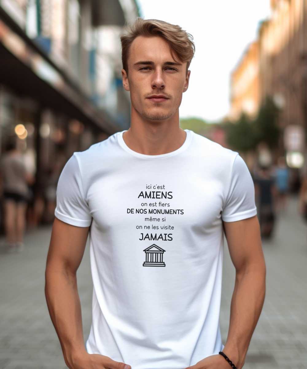 T-Shirt Blanc Ici c'est Amiens on est fiers de nos monuments même si on ne les visite jamais Pour homme-2