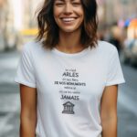 T-Shirt Blanc Ici c'est Arles on est fiers de nos monuments même si on ne les visite jamais Pour femme-2