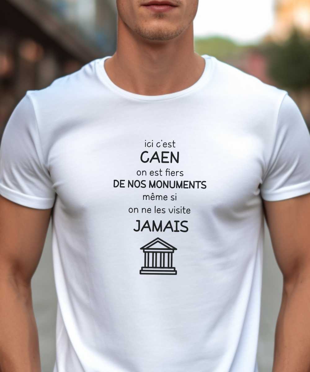 T-Shirt Blanc Ici c'est Caen on est fiers de nos monuments même si on ne les visite jamais Pour homme-1