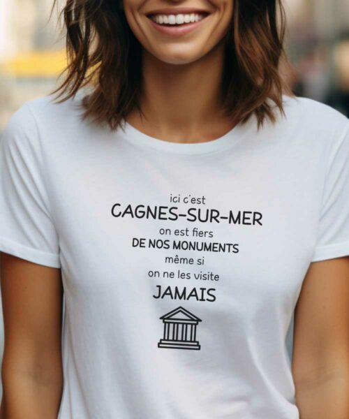 T-Shirt Blanc Ici c’est Cagnes-sur-Mer on est fiers de nos monuments même si on ne les visite jamais Pour femme-1