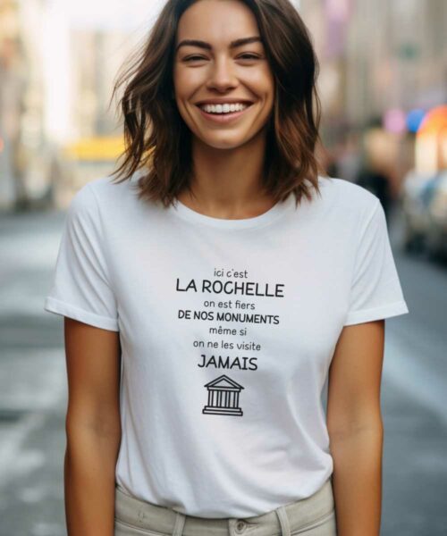 T-Shirt Blanc Ici c'est La Rochelle on est fiers de nos monuments même si on ne les visite jamais Pour femme-2