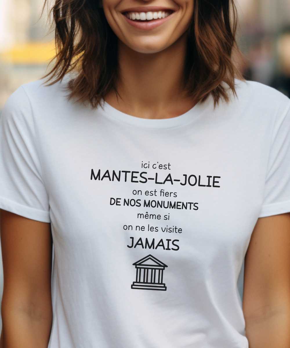 T-Shirt Blanc Ici c’est Mantes-la-Jolie on est fiers de nos monuments même si on ne les visite jamais Pour femme-1