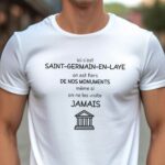 T-Shirt Blanc Ici c'est Saint-Germain-en-Laye on est fiers de nos monuments même si on ne les visite jamais Pour homme-1