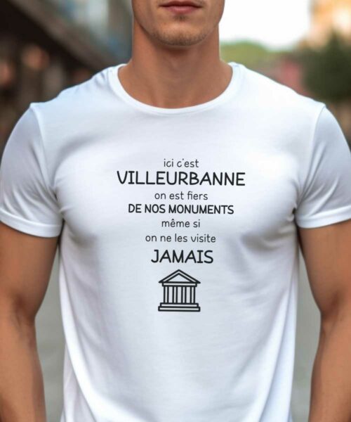 T-Shirt Blanc Ici c’est Villeurbanne on est fiers de nos monuments même si on ne les visite jamais Pour homme-1